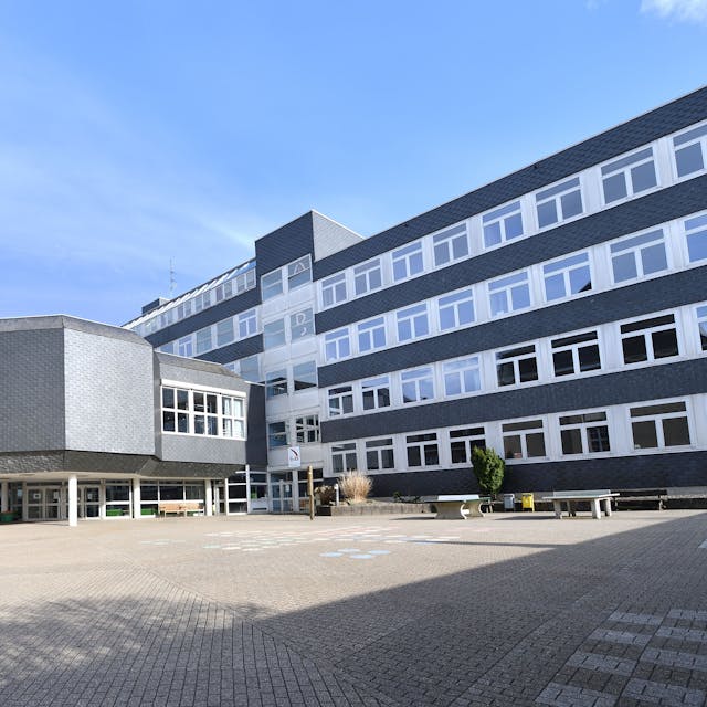 Das Hauptgebäude und die Aula des Engelbert-von Berg-Gymnasiums in Wipperfürth.