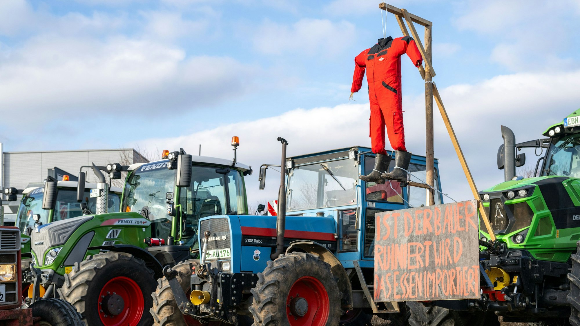 Bauernproteste in Bamberg: Ein Traktor, an dem ein Galgen als Zeichen des Protests aufgebaut ist, parkt am 8. Januar zwischen zahlreichen anderen Schleppern.