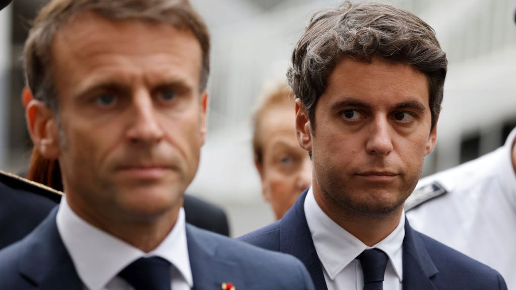 Gabriel Attal (r), damaliger Bildungs- und Jugendminister von Frankreich, beobachtet Emmanuel Macron.