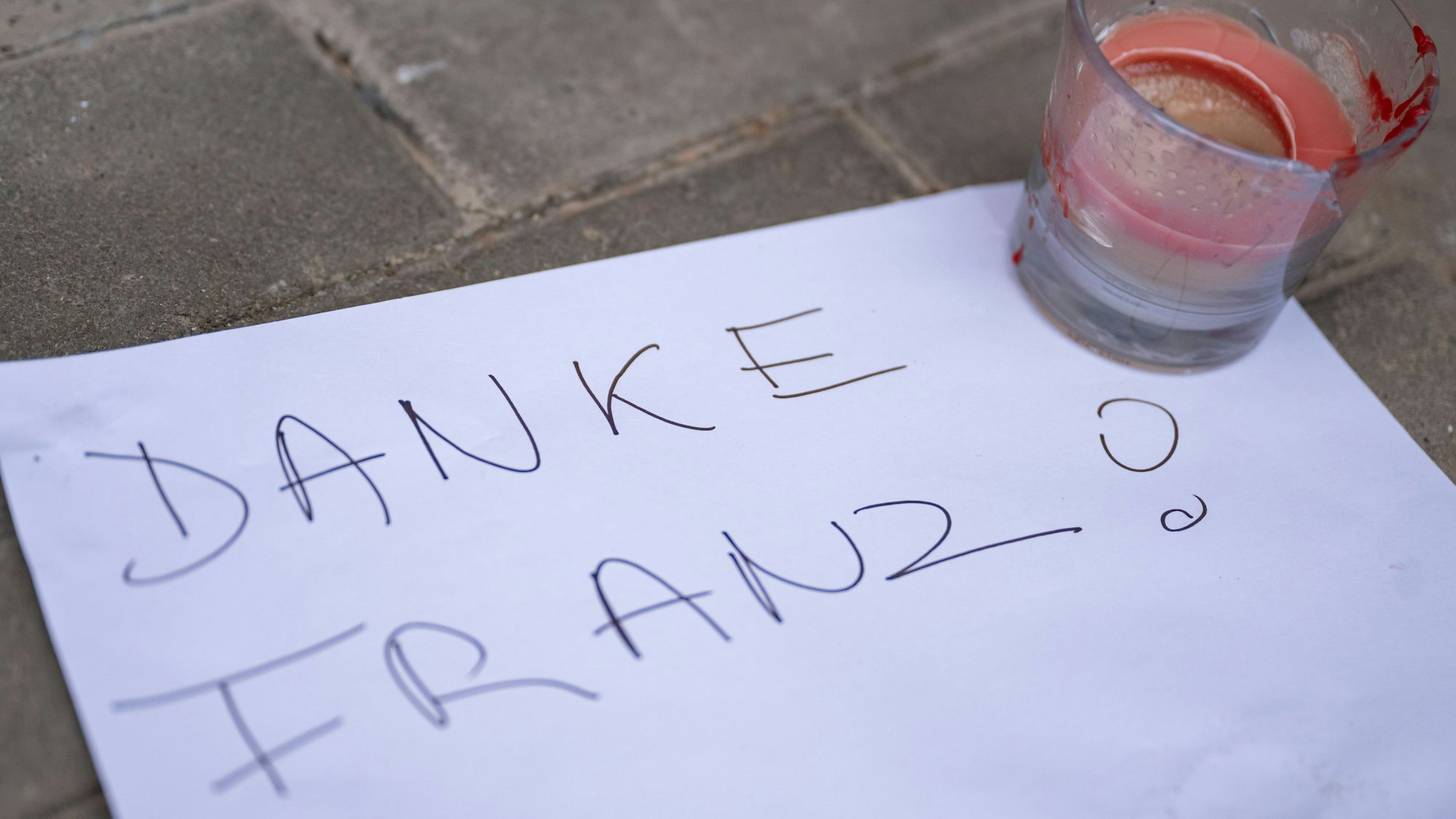 Eine Kerze und ein Zettel mit der Aufschrift „Danke Franz!“, im Gedenken an den verstorbenen Franz Beckenbauer, liegen vor seinem Geburtshaus.