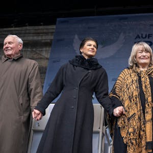 Oskar Lafontaine (l.), Sahra Wagenknecht (M.) und Alice Schwarzer stehen beim Abschluss ihres „Aufstand für den Frieden“ auf der Bühne. (Archivbild)