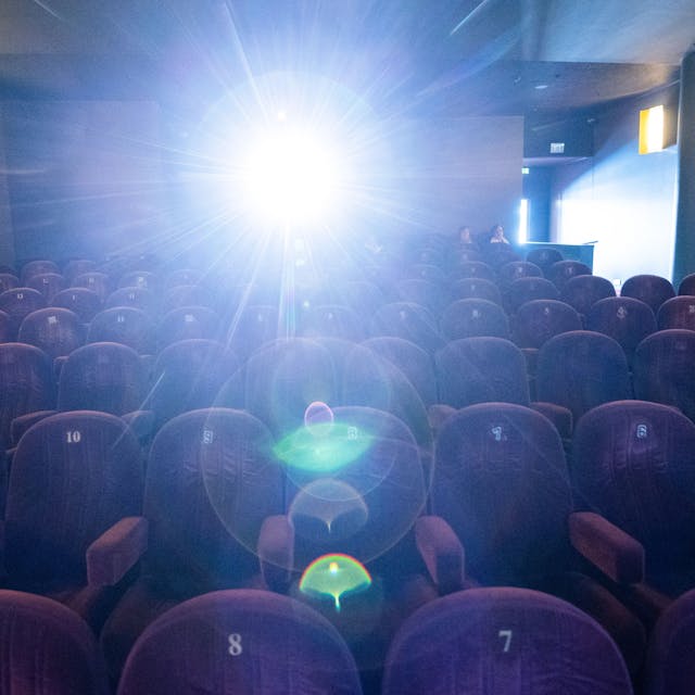 Der Filmprojektor leuchtet in den Kinosaal.