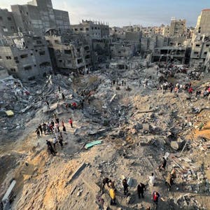 ARCHIV - 01.11.2023, Palästinensische Gebiete, Dschabalia: Palästinenser inspizieren die Schäden an Gebäuden, die von israelischen Luftangriffen getroffen wurden, im Flüchtlingslager Dschabalia im nördlichen Gazastreifen. (zu dpa «Ziviltote in Gaza: «Maßstab, den wir noch nicht gesehen haben»») Foto: Fadi Wael Alwhidi/dpa +++ dpa-Bildfunk +++