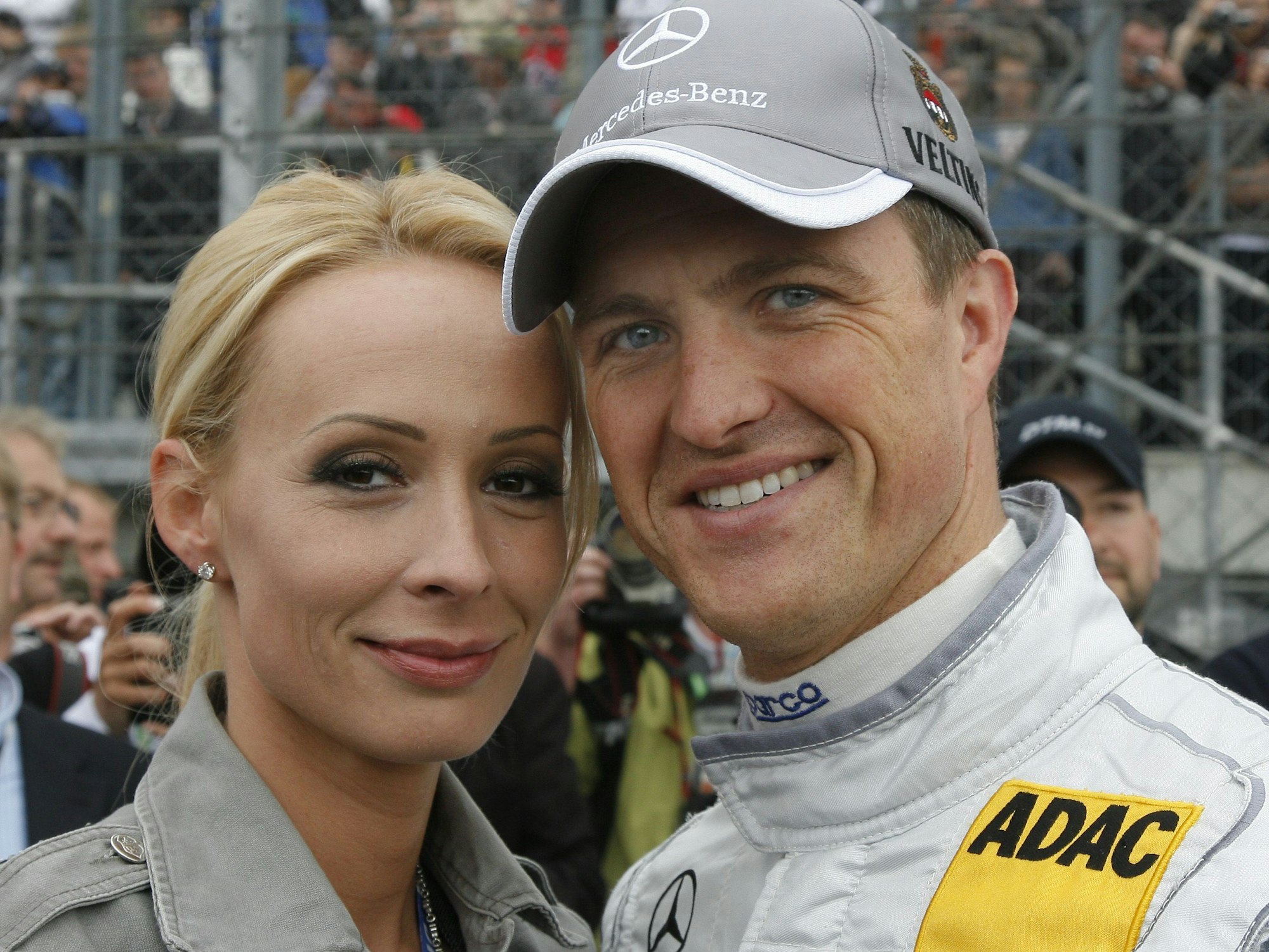 Der Mercedes-Fahrer Ralf Schumacher steht am Sonntag in Klettwitz auf dem EuroSpeedway Lausitz neben seiner Frau Cora.