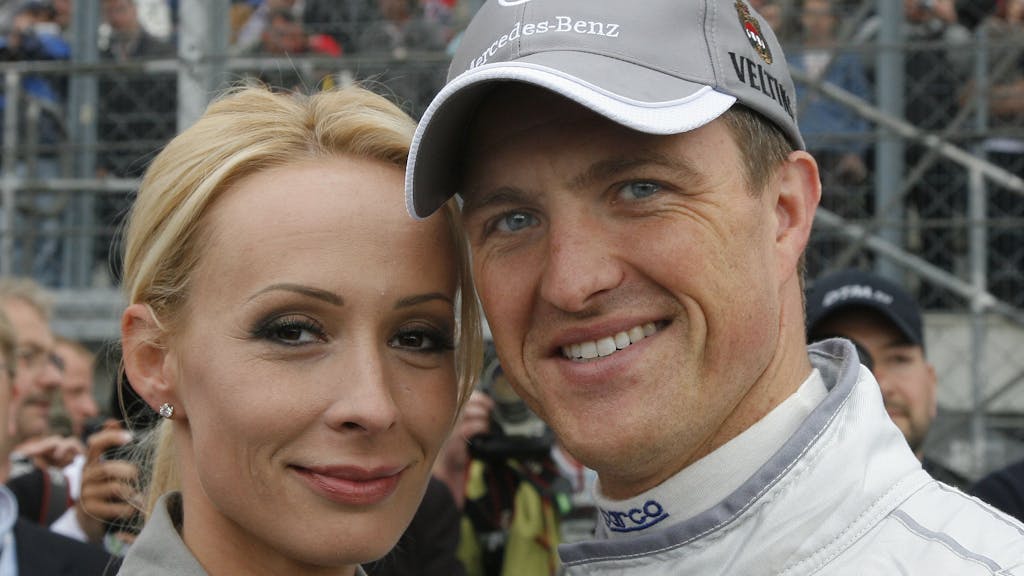 Der Mercedes-Fahrer Ralf Schumacher steht am Sonntag in Klettwitz auf dem EuroSpeedway Lausitz neben seiner Frau Cora.&nbsp;
