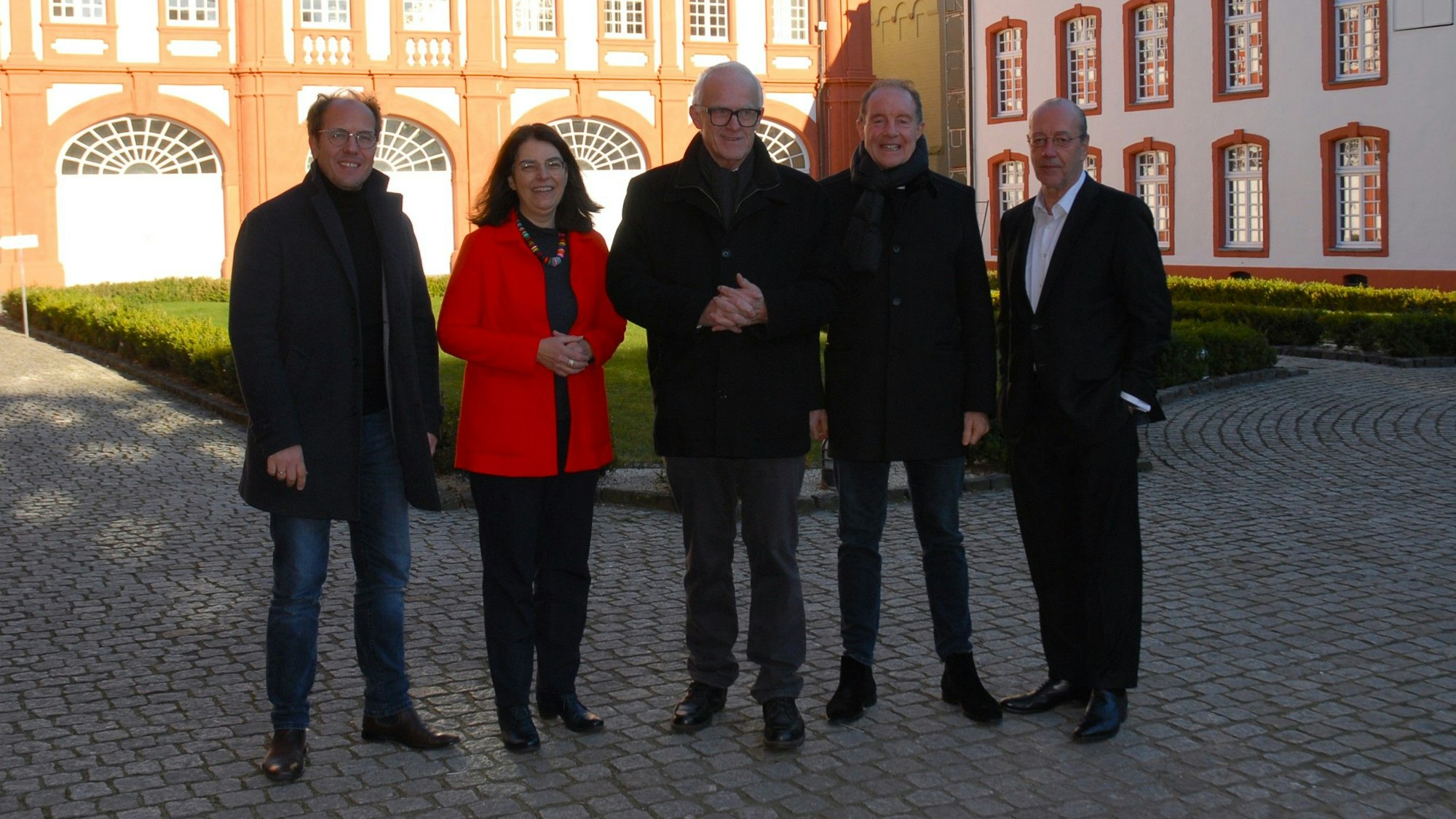 Auf dem Foto sind der ehemalige Ministerpräsident Jürgen Rüttgers und weitere Mitstreiter zu sehen. Sie stellten das Programm für das Jubiläumsjahr vor.