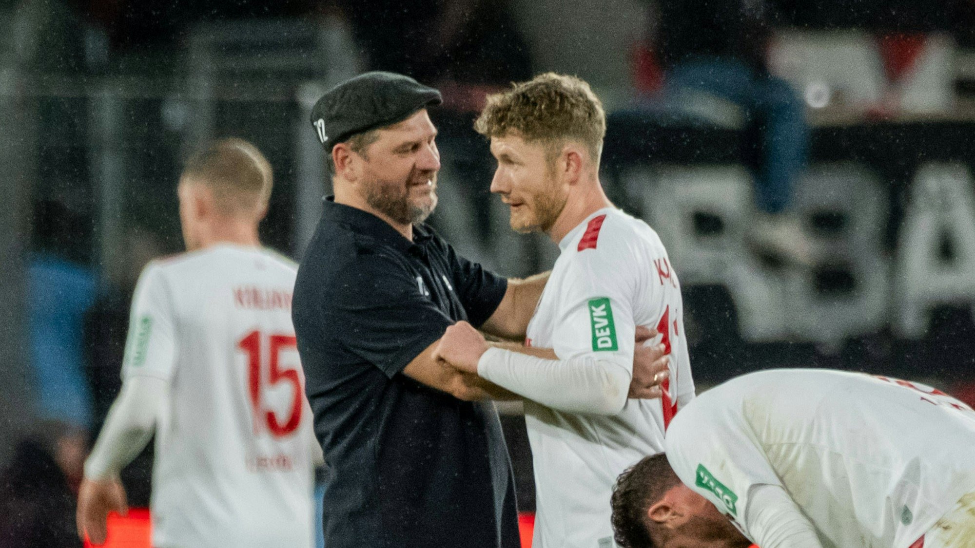 Kölns Trainer Steffen Baumgart (l.) umarmt seinen Kapitän Florian Kainz.