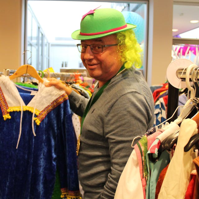 Viel zu entdecken: Avea-Geschäftsführer Hans-Jürgen Sprokamp stöbert durch die abgegebenen Kostüme.