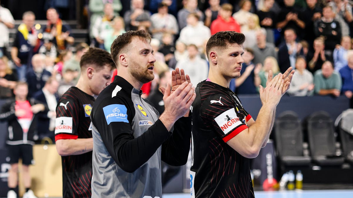 Deutschlands Handball-Torwart Andreas Wolff (l.) und Sebastian Heymann applaudieren dem Publikum nach einem Länderspiel.
