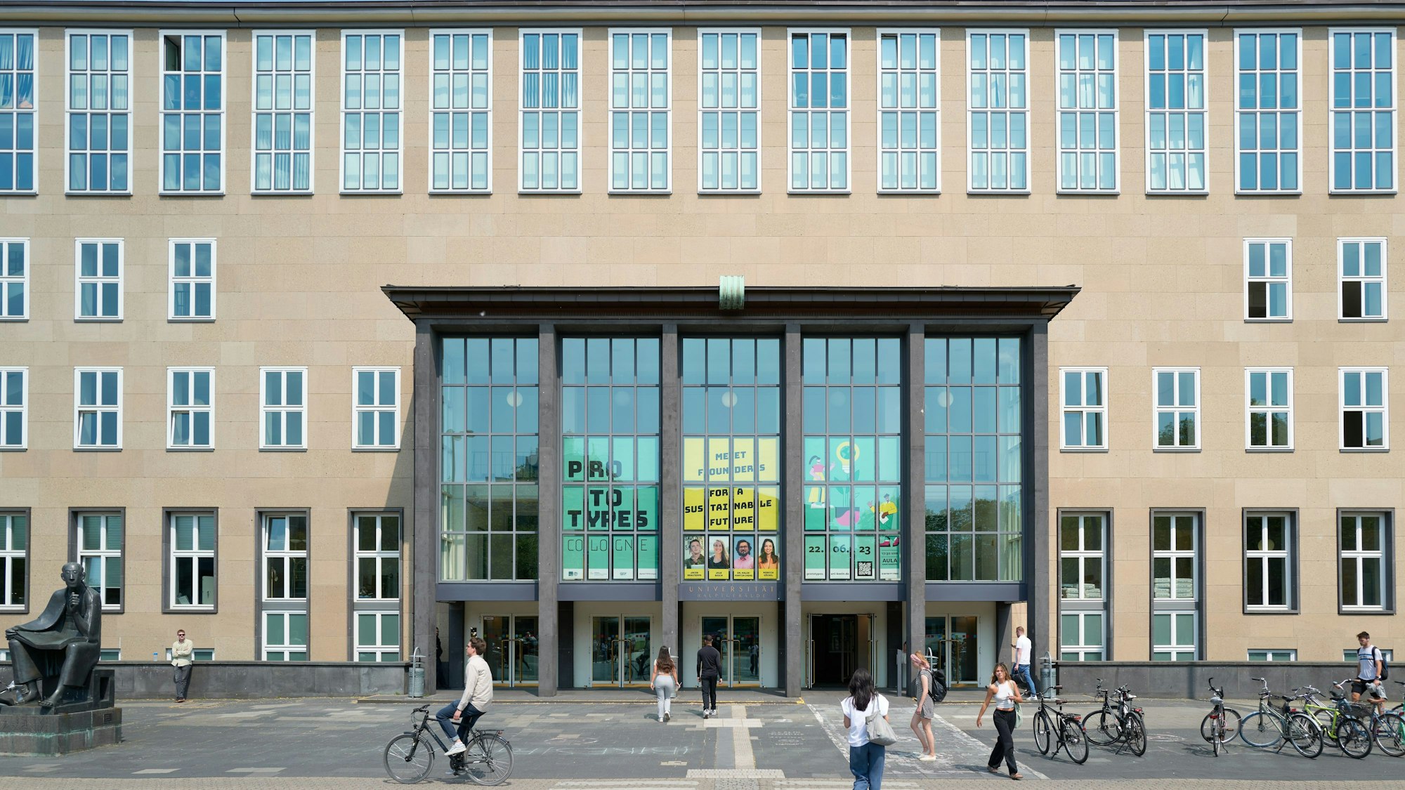 Der Eingang der Universität Köln. Sie zählt bei älteren Erwachsenen bundesweit zu den beliebtesten Hochschulen, am 7. März findet eine Infoveranstaltung für Senioren statt.