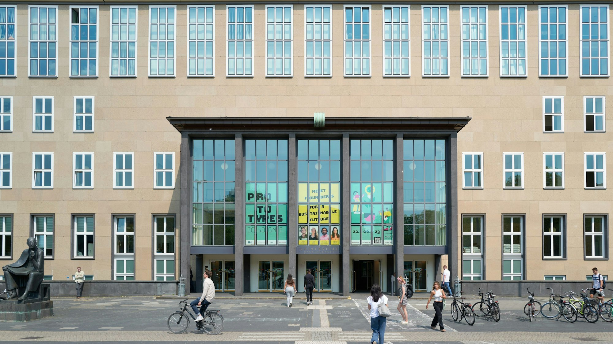 Der Eingang der Uni Köln (Archivbild)