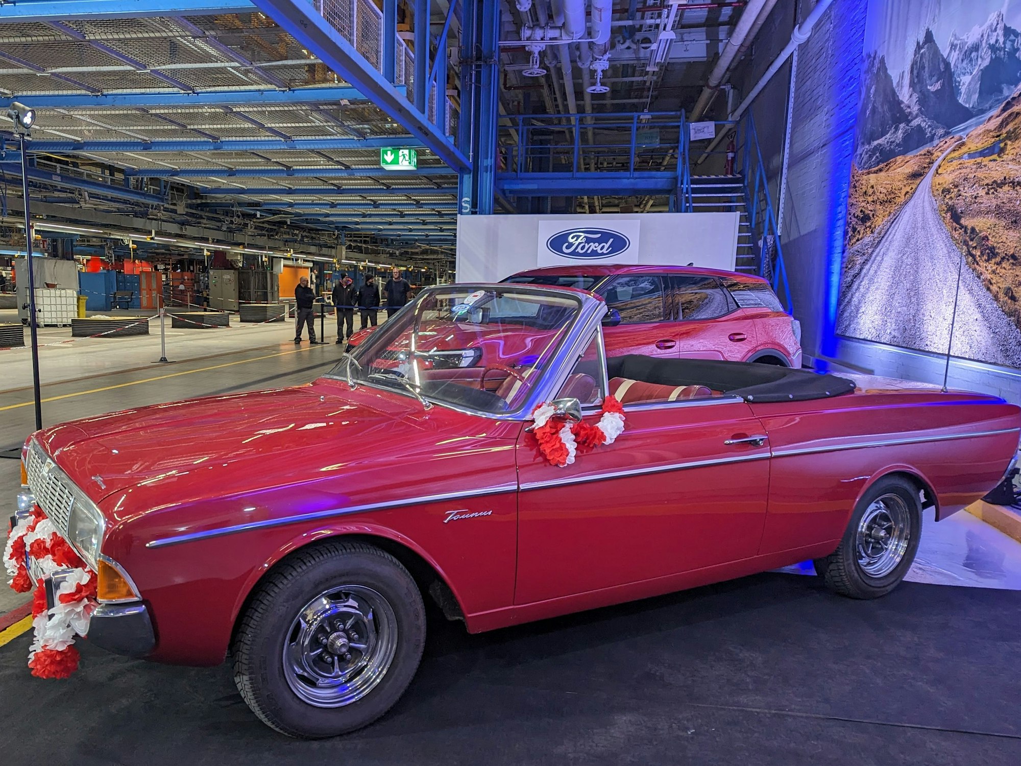 Ein roter Ford Taunus 20M TS Cabriolet