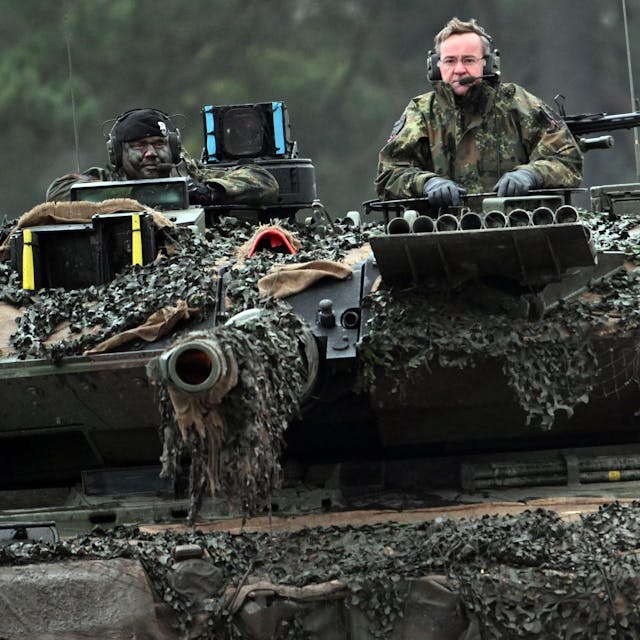 Boris Pistorius (r, SPD), Verteidigungsminister, fährt im Turm eines Leopard 2A6 mit einem Soldaten des Panzerbataillon 203 der Bundeswehr.&nbsp;