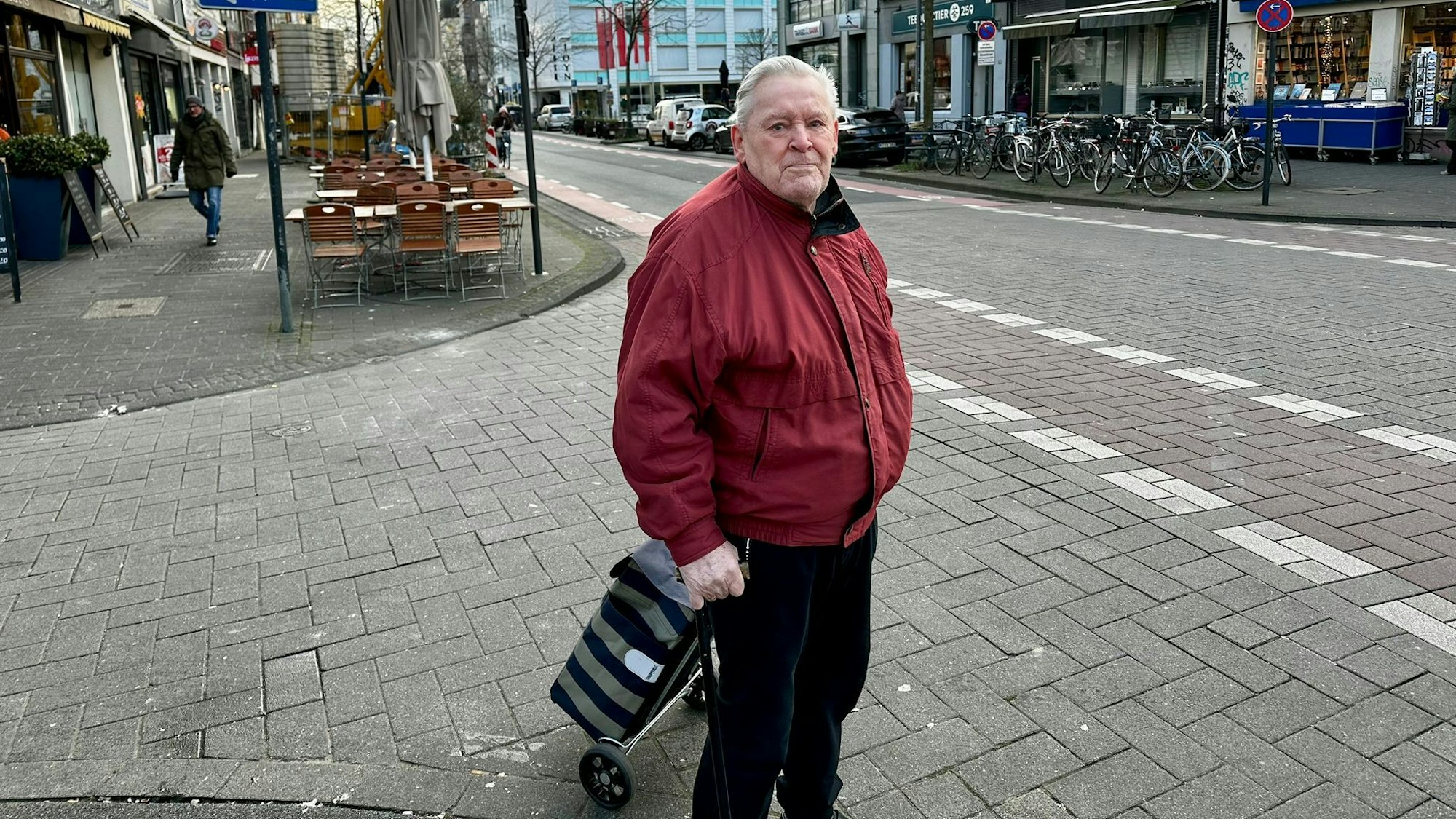 Anwohner Herr Boes steht auf der Venloer Straße.