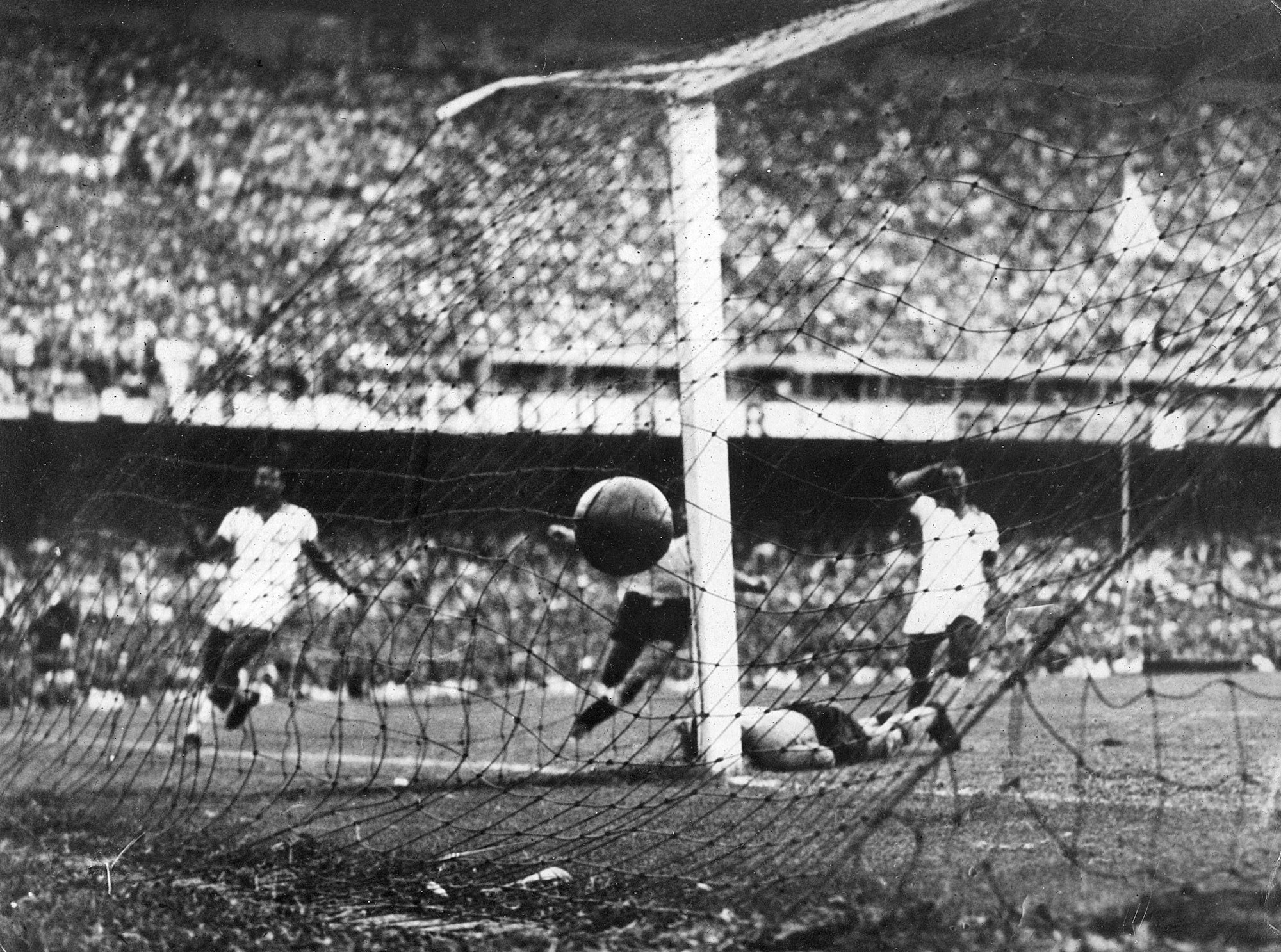 Beim WM-Finale 1950 schlägt der Ball zum 2:1 für Uruguay gegen Brasilien im Netz ein.