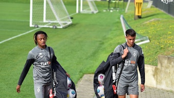 Yvandro Borges Sanches und Fabio Chiarodia alls Ballträger im Borussia-Training.