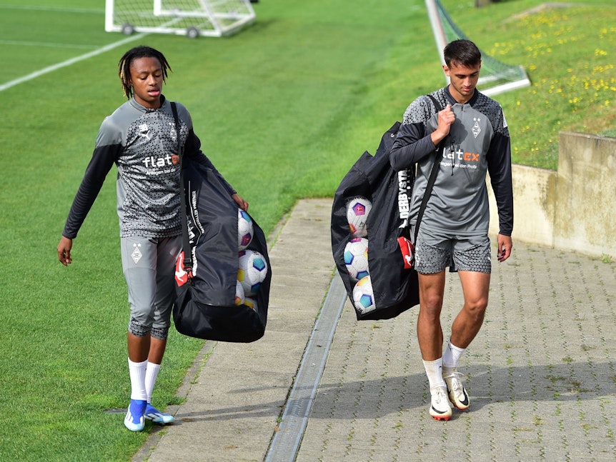 Yvandro Borges Sanches und Fabio Chiarodia alls Ballträger im Borussia-Training.