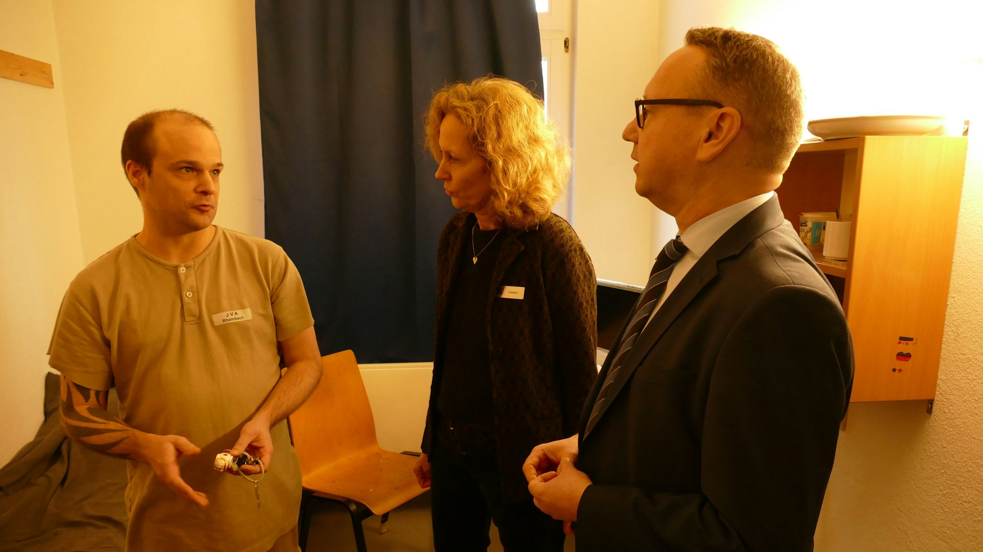 NRW-Justizminister Benjamin Limbach besuchte mit JVA-Leiterin Renate Gaddum einen Häftling im Therapie-Trakt.