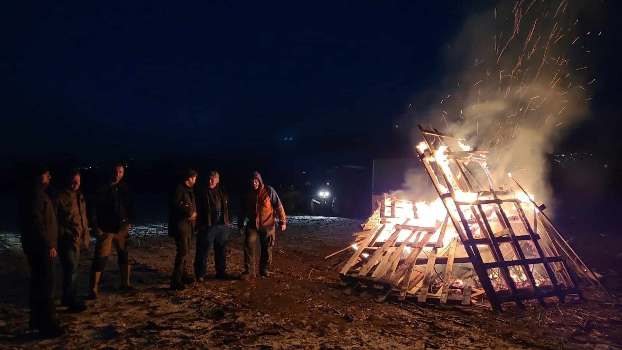 10.01.2024 Nahe des Alpenhofs in Wallenthal brennt im Rahmen der Protestaktionen der Landwirte ein Mahnfeuer.