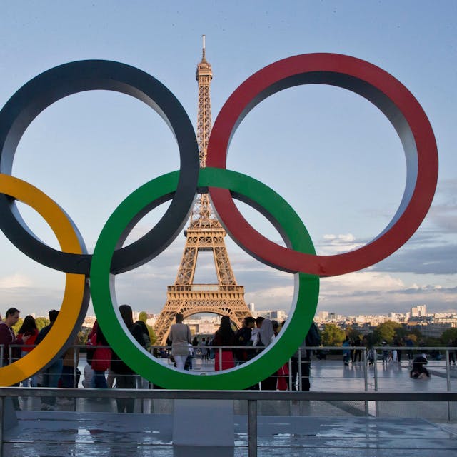 Die Olympischen Ringe in Paris vor dem Eiffelturm. Im Juli und August finden die Sommerspiele 2024 in der französischen Hauptstadt statt.