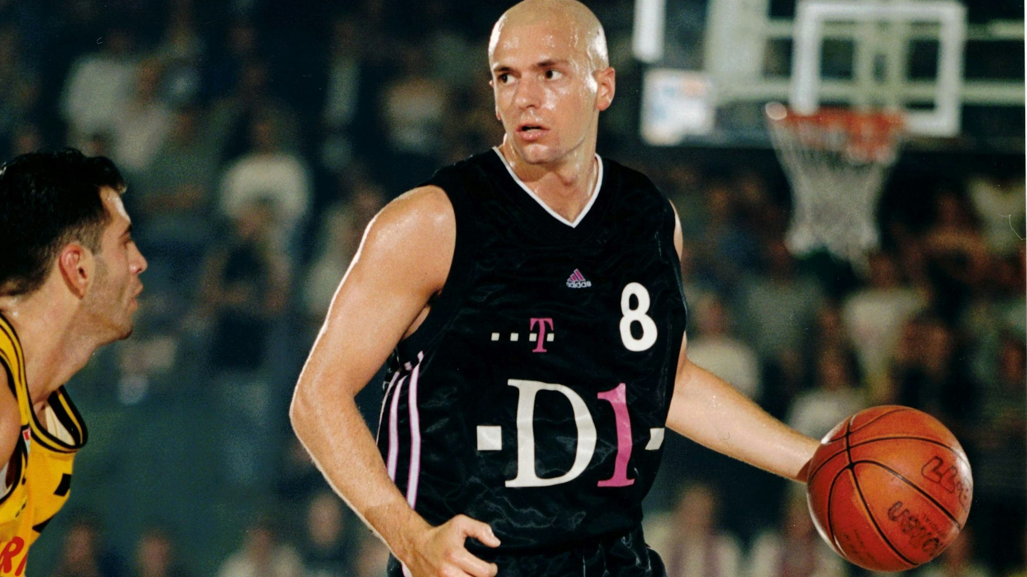 Im Jahr 1999 trug Rodrigo Pastore für ein Jahr das Trikot der Telekom Baskets Bonn.