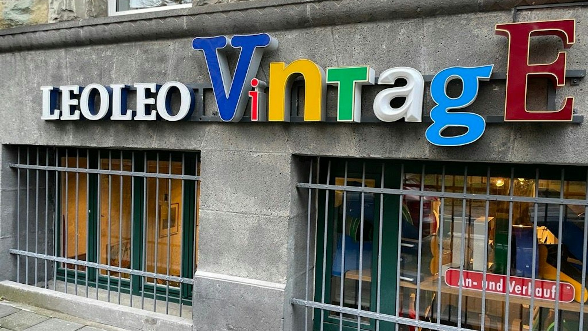 Schriftzug des Vintage-Möbel-Laden Leo Leo