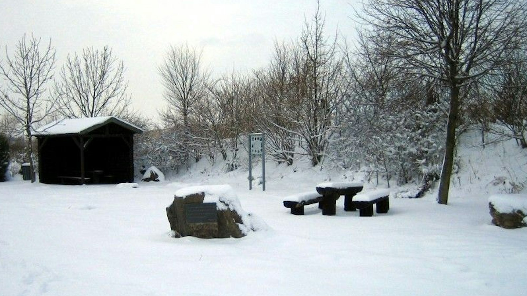 Auf dem Foto ist der verschneite Gedenkplatz zu sehen, bevor er der Zerstörungswut zum Opfer fiel.