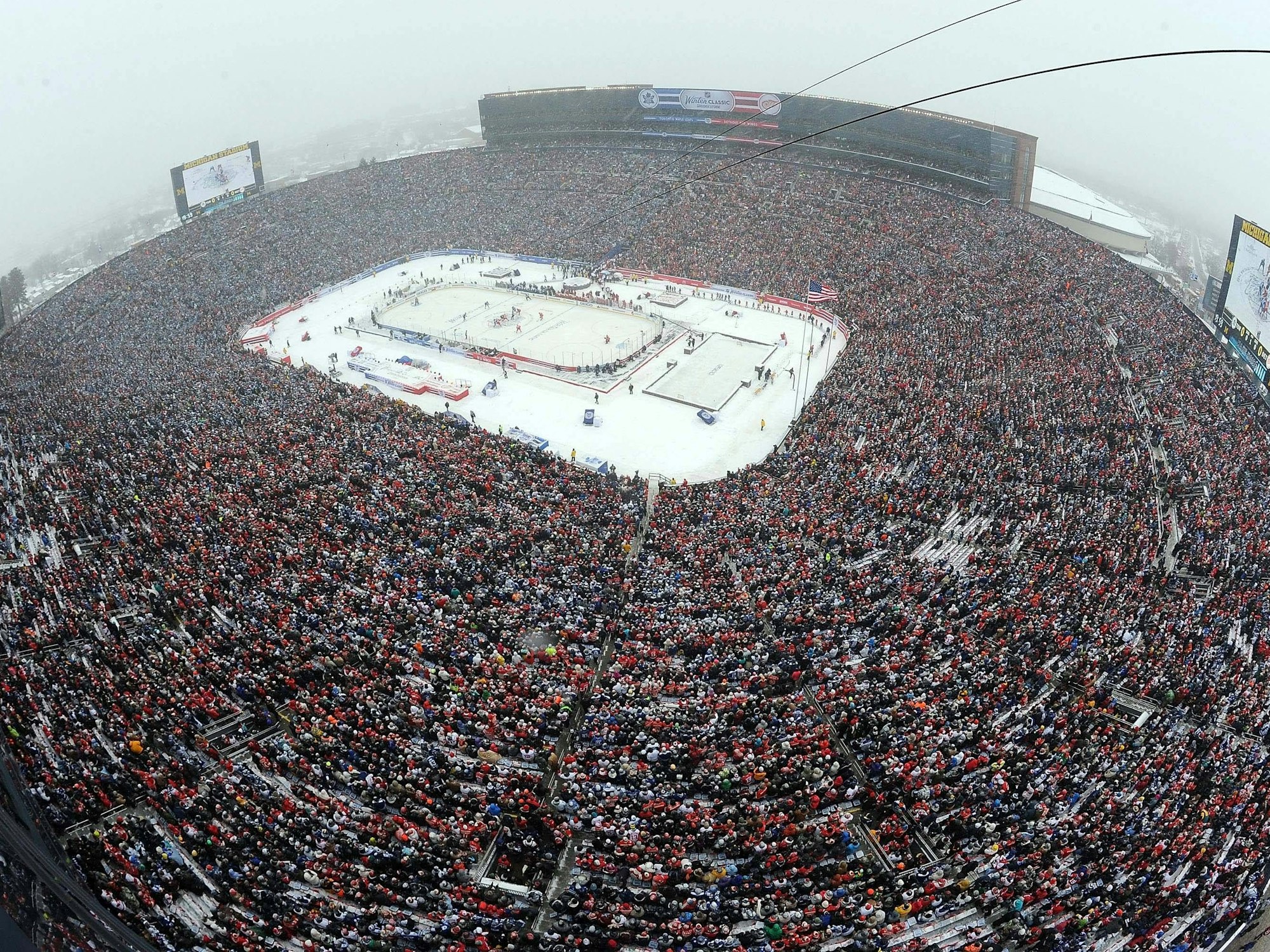 Luftbild vom Michigan Stadium während des NHL Winter Classic.