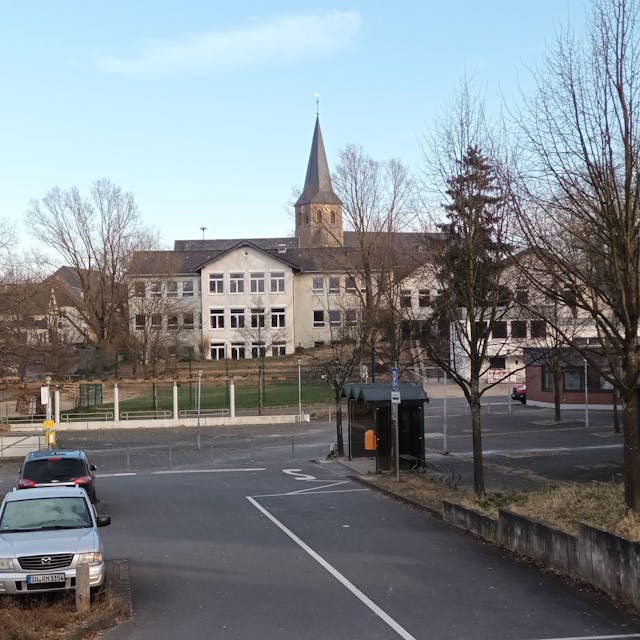 Parkplatz, Schulgebäude, Kirche