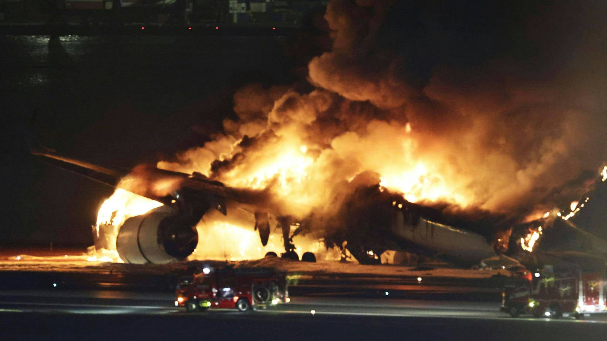Der brennende Airbus A350 der japanischen Fluggesellschaft Japan Airlines: Flug JAL516 ist im Landeanflug mit einer Bombardier DHC-8 der japanischen Küstenwache kollidiert.