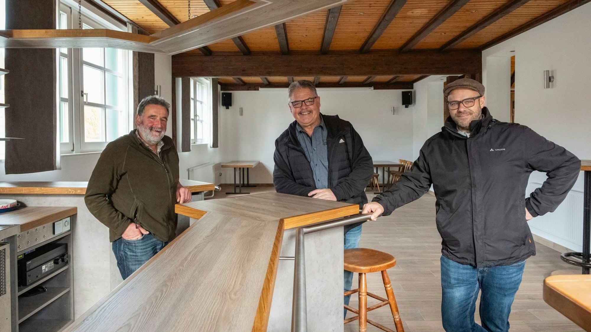 Manfred Kesternich (v.l.), Rudolf Hoß und David Esch stehen an der Theke im Lückerather Dorfhaus.