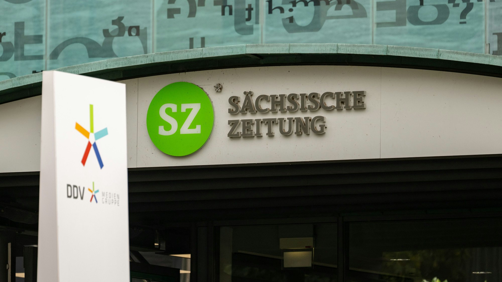 Der Schriftzug «Sächsische Zeitung» steht über dem Eingang am Haus der Presse, dem Sitz DDV Mediengruppe.