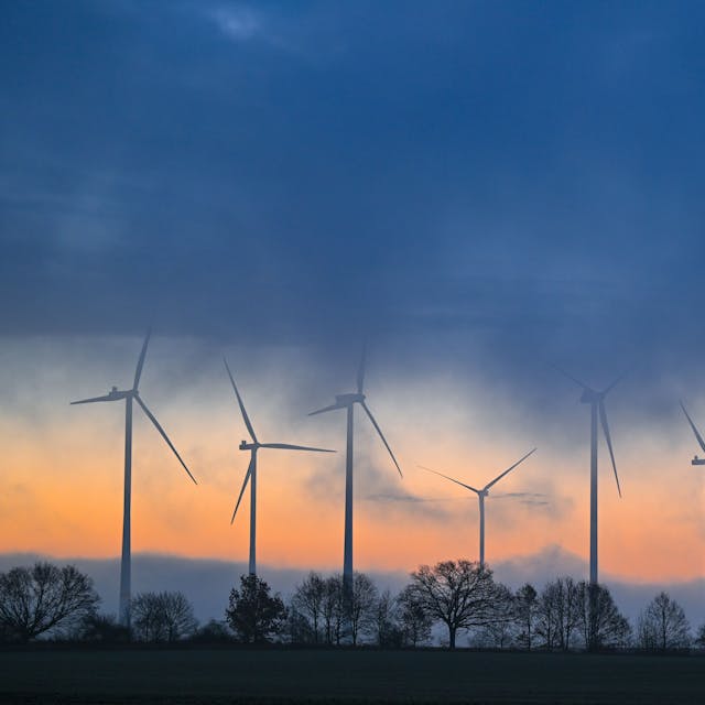 Windräder sollen nach dem Willen des Branchenverbands LEE näher an Energieintensive Industrie rücken.
