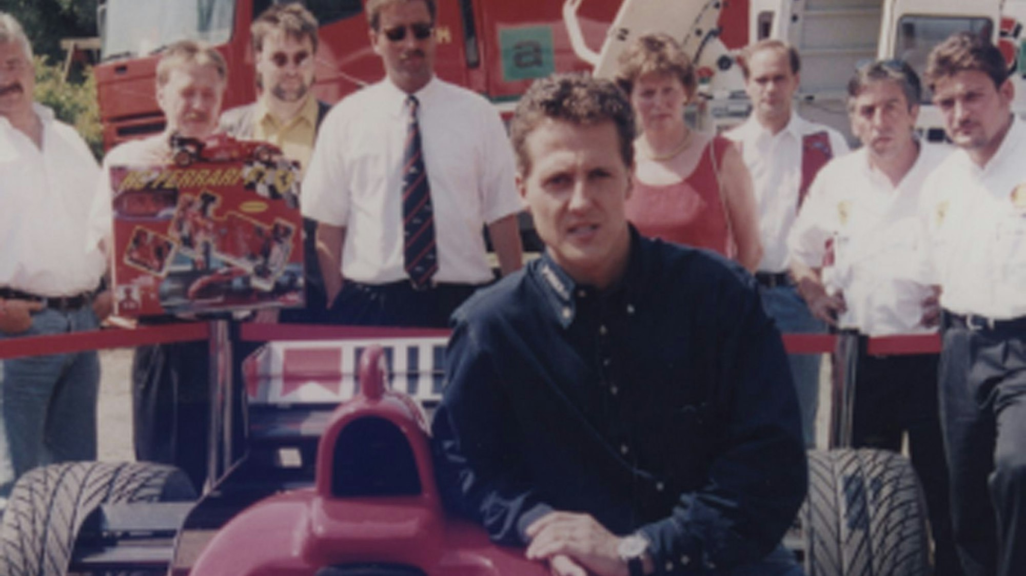 Michael Schumacher neben einem Ferrari.