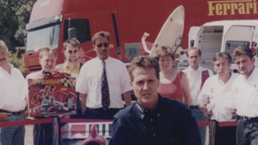 Michael Schumacher neben einem Ferrari.