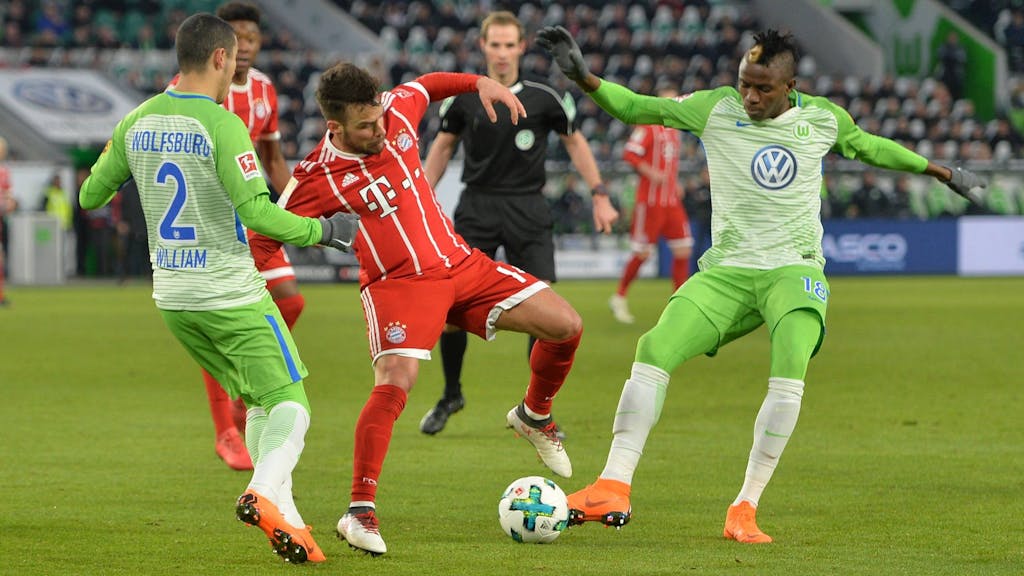 Zweikampf zwischen Victor Osimhen (r.) und Juan Bernat (M.) beim Bundesliga-Spiel VfL Wolfsburg - FC Bayern.