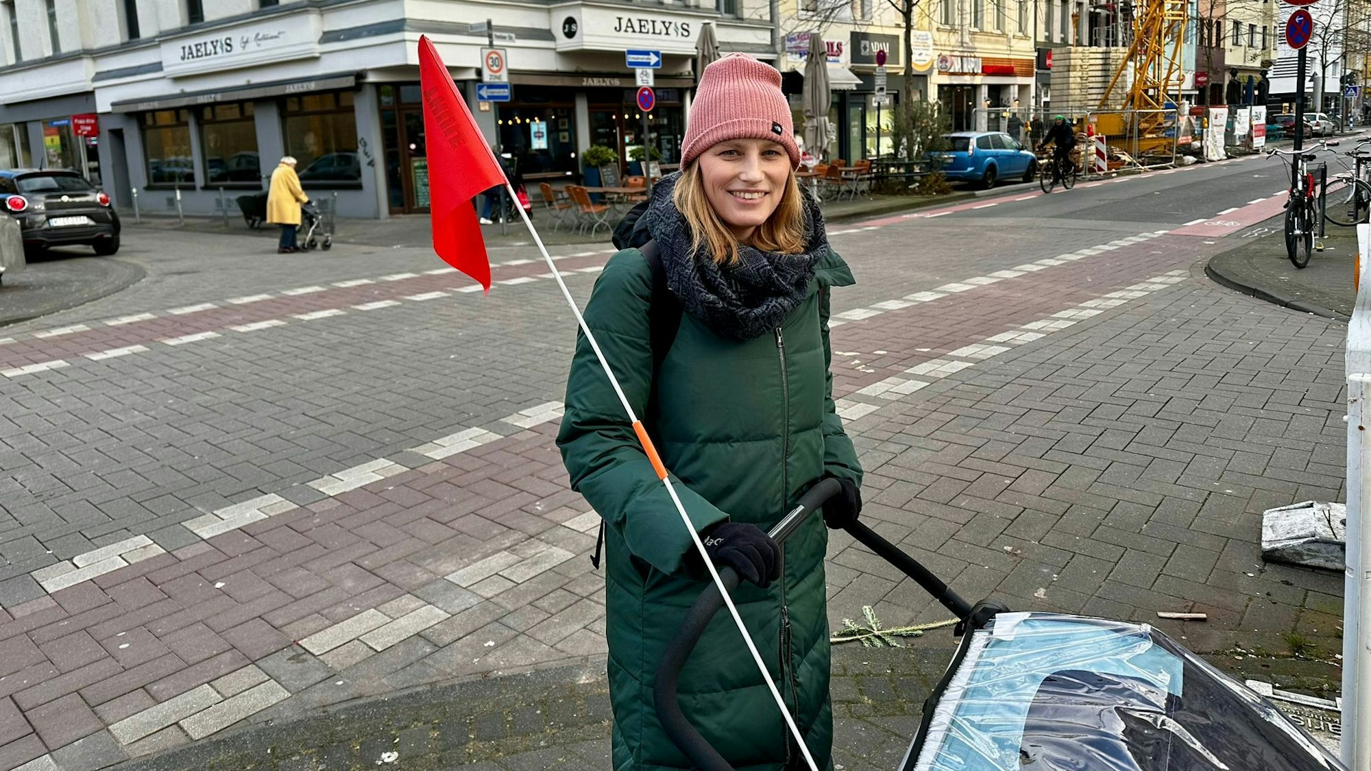 Anwohnerin Sarah Immig steht auf der Venloer Straße.