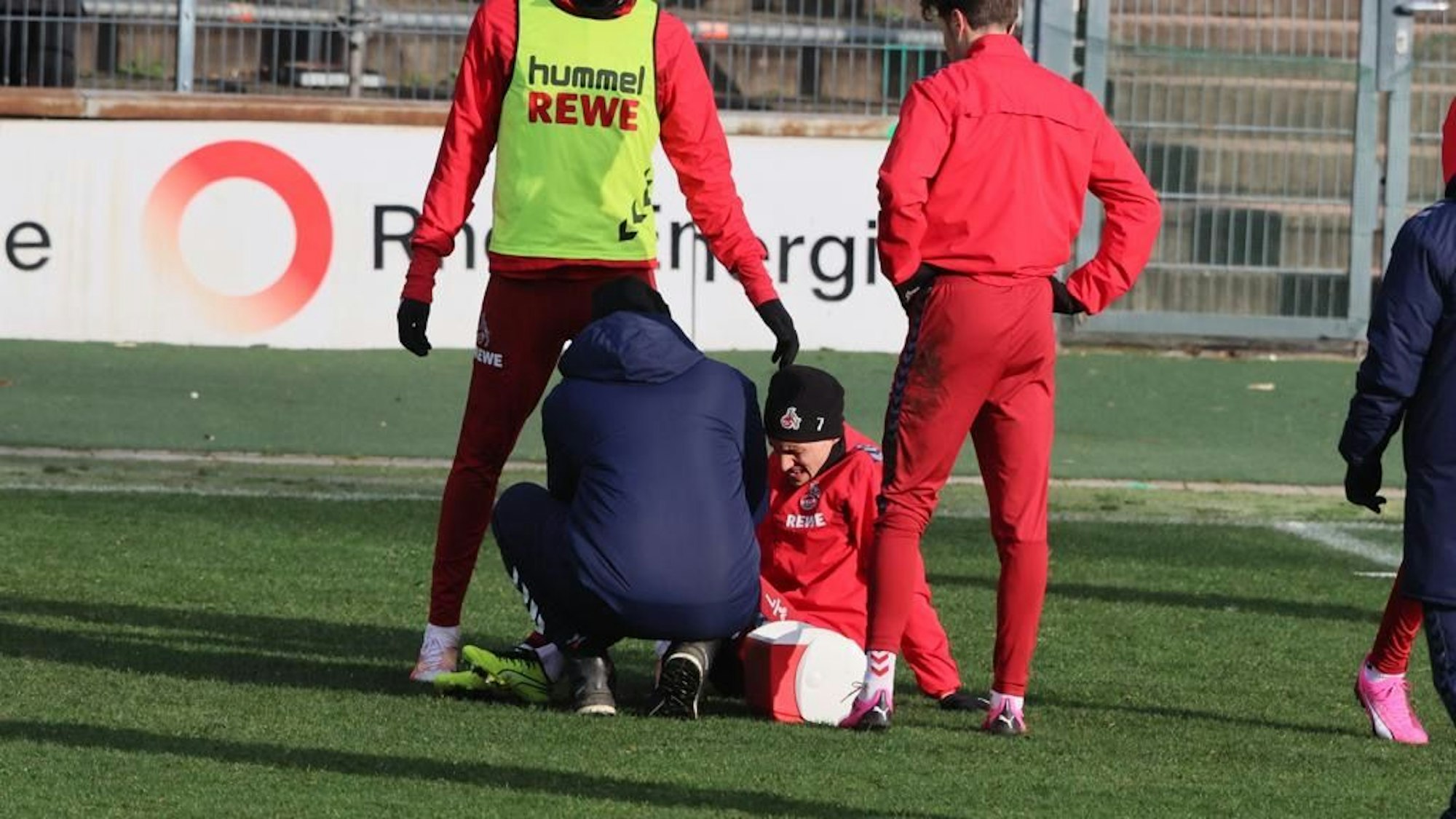 Dejan Ljubicic wird im Training des 1. FC Köln am Mittwoch (10. Januar 2024) behandelt.