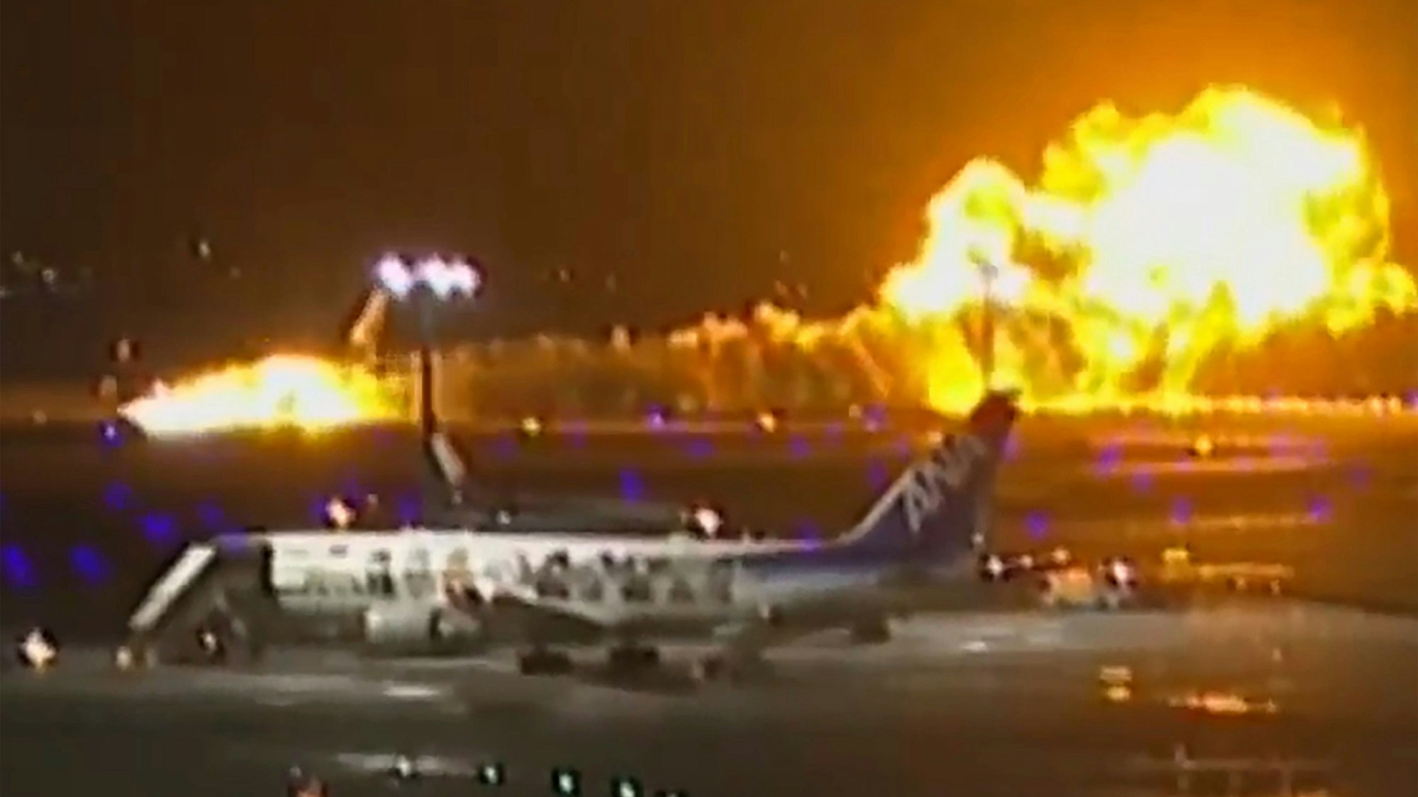 Der Feuerball des Airbus A350 war weit über den Flughafen Tokio-Haneda zu sehen. Das Flugzeug brannte nur zwei Jahre nach seinem Erstflug völlig aus, die Feuerwehr war machtlos.