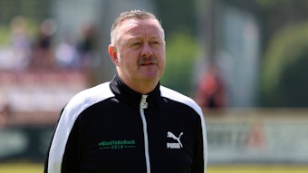 Sport-Geschäftsführer von Borussia Mönchengladbach mit angestrengtem Blick.