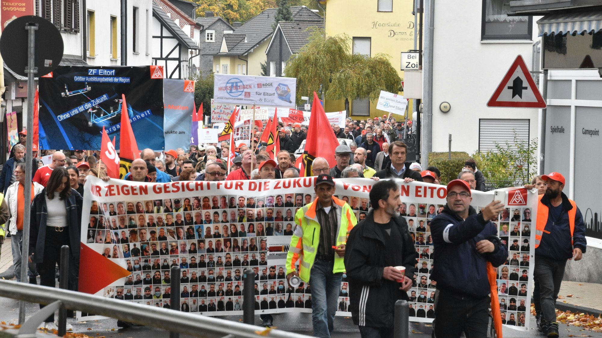 Demonstrationszug mit Transparenten und roten Fahnen für den Erhalt von ZF in Eitorf.