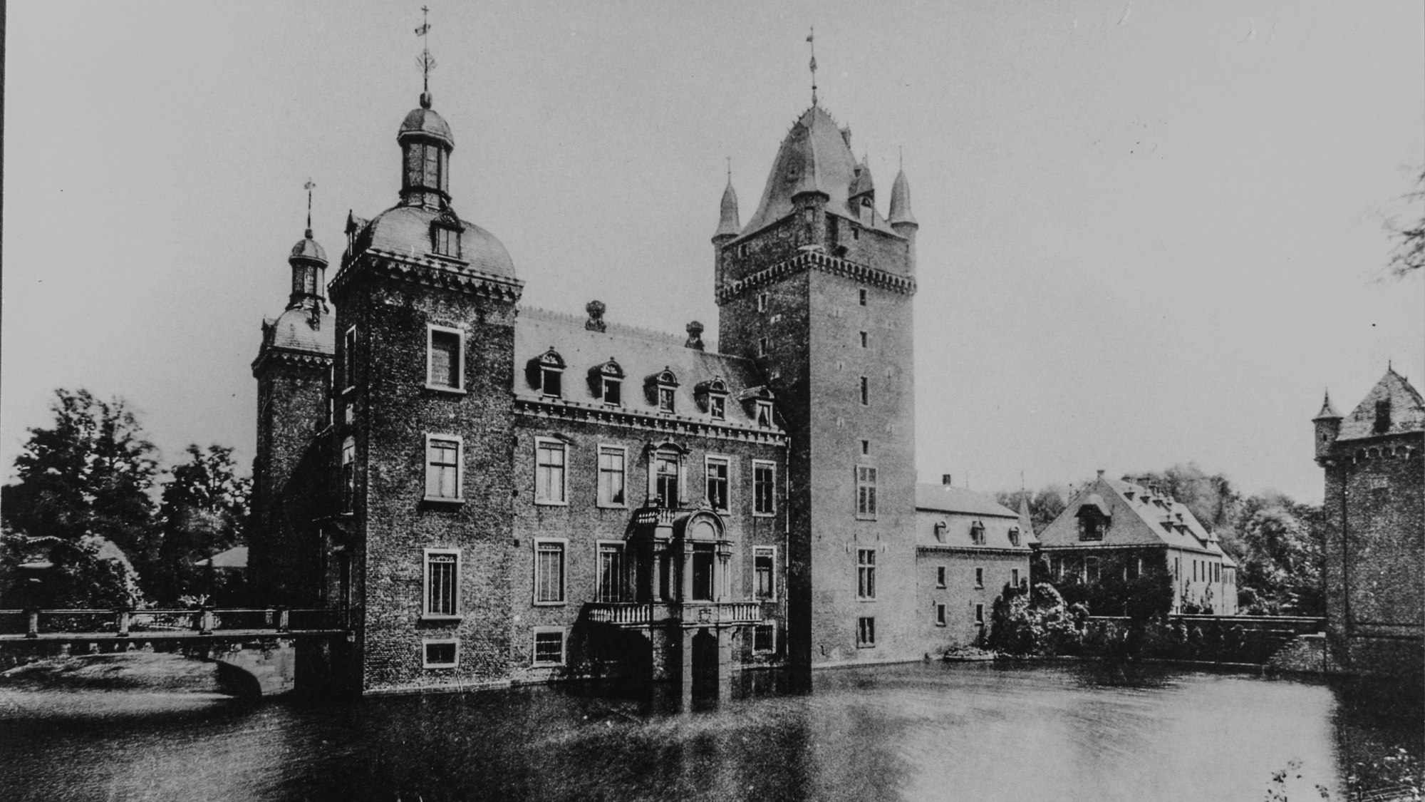 Die Aufnahme aus den 1960er Jahren zeigt das Wasserschloss Harff.