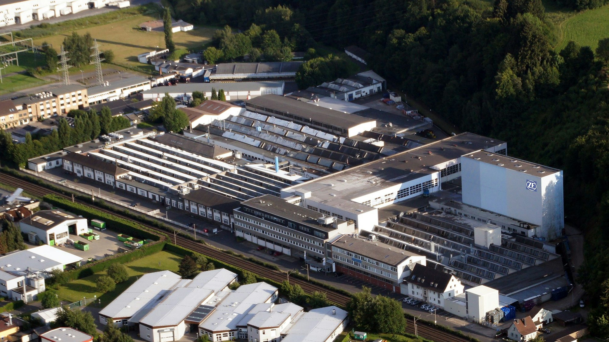 Ein Luftbild des ZF-Werkes in Eitorf mit etlichen Hallen, Gebäuden und einem Hochregallager.