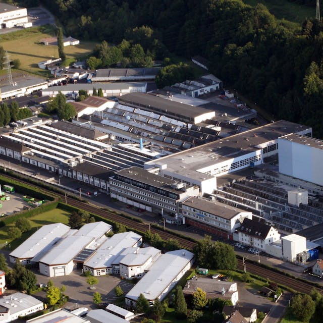 Ein Luftbild des ZF-Werkes in Eitorf mit etlichen Hallen, Gebäuden und einem Hochregallager.