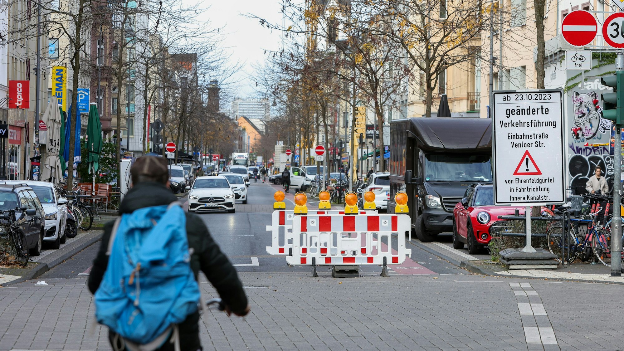 Die Venloer Straße ist jetzt in Fahrtrichtung Innenstadt Einbahnstraße.