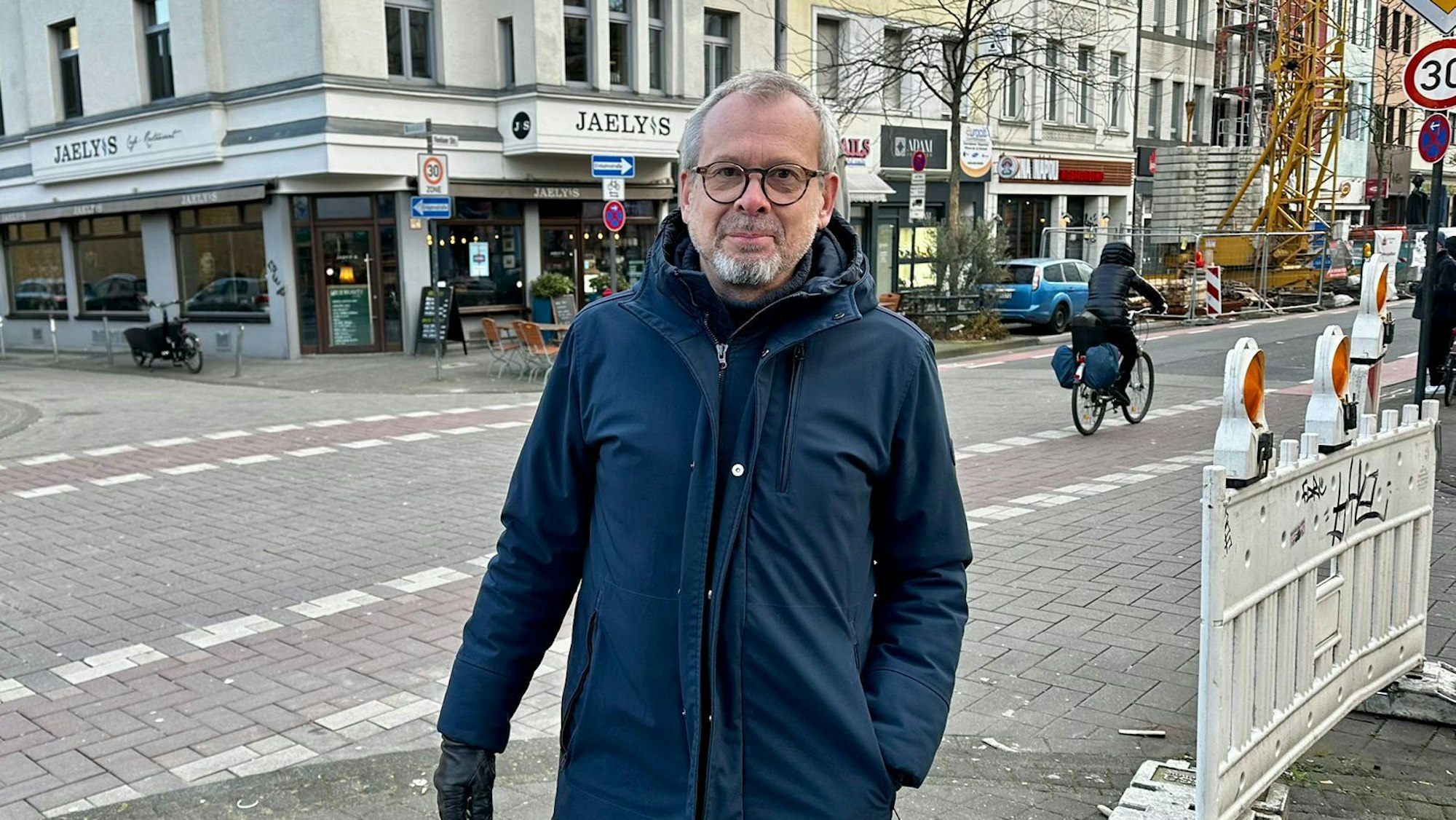 Anwohner Thomas Wich steht auf der Venloer Straße.