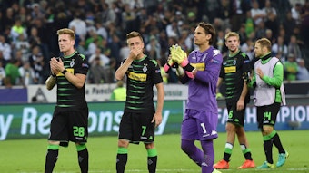 Spieler von Borussia Mönchengladbach bedanken sich bei ihren Fans.