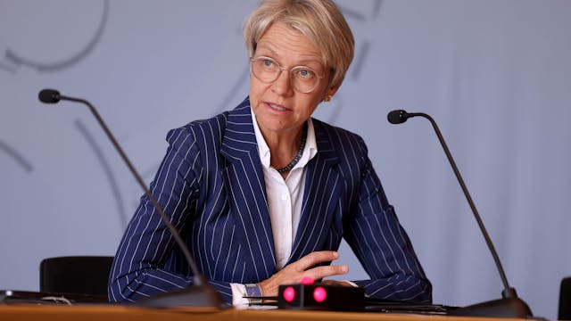 Dorothee Feller (CDU), Schulministerin von Nordrhein-Westfalen, spricht bei einer Pressekonferenz.