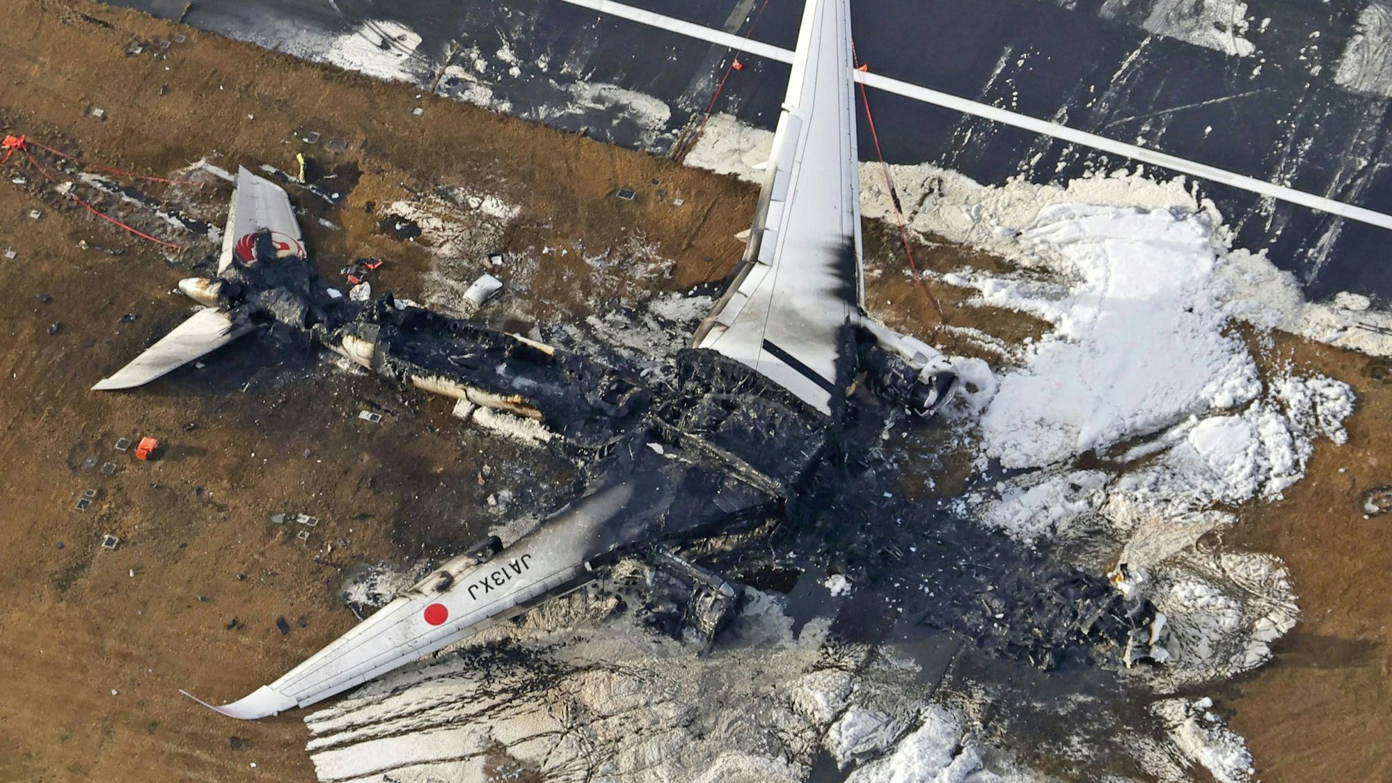 Es ist der erste Airbus A350 in der Geschichte des Flugzeugs, der einen Totalschaden erlitt. Die 379 Insassen konnten allerdings noch rechtzeitig aus dem brennenden Flugzeug evakuiert werden.