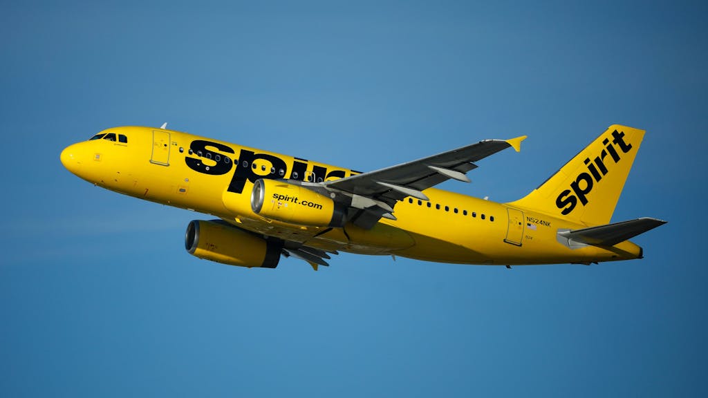 Ein Airbus A319 der Spirit Airlines hebt vom Los Angeles International Airport ab.